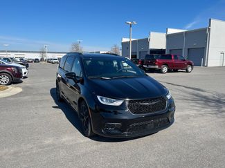 Used 2025 Chrysler Pacifica Limited video 2