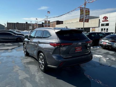 Used 2021 Toyota Highlander XLE image 4