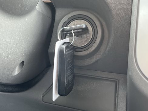 Used 2015 Nissan Frontier SL image 30