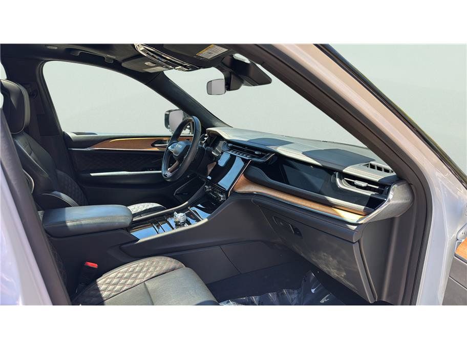Used 2022 Jeep Grand Cherokee Summit AWD/4WD image 19