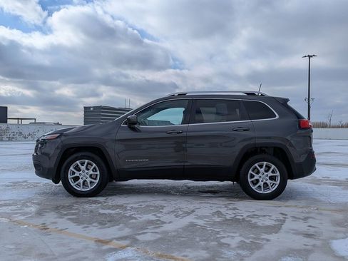 Used 2017 Jeep Cherokee Latitude w/ Comfort/Convenience Group image 4