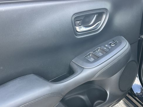 Used 2023 Honda HR-V LX image 15