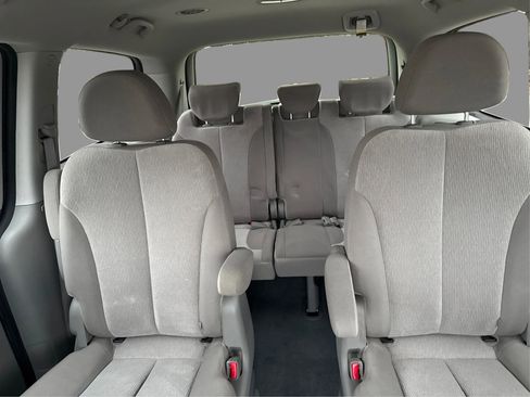 Used 2012 Kia Sedona LX image 17