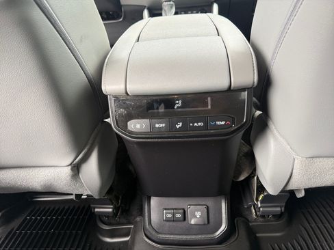 Used 2024 Toyota Highlander Limited AWD/4WD image 6