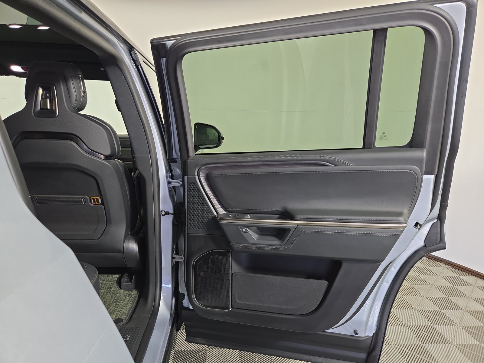 Used 2025 Rivian R1S Adventure Dual AWD/4WD image 19