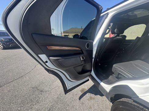 Used 2017 Land Rover Discovery HSE image 20