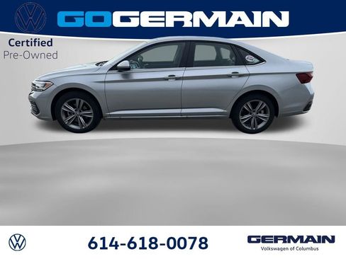 Used 2023 Volkswagen Jetta SE w/ Panoramic Sunroof Package FWD image 3