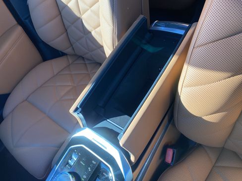 Used 2025 BMW 740i w/ Premium Package image 73