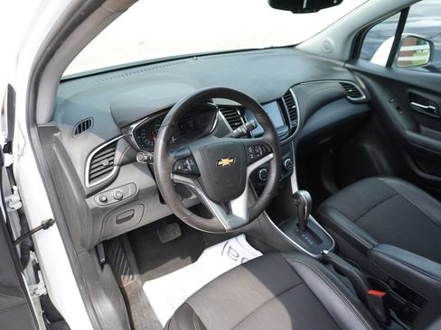 Used 2017 Chevrolet Trax LT w/ LT Convenience Package AWD/4WD image 3