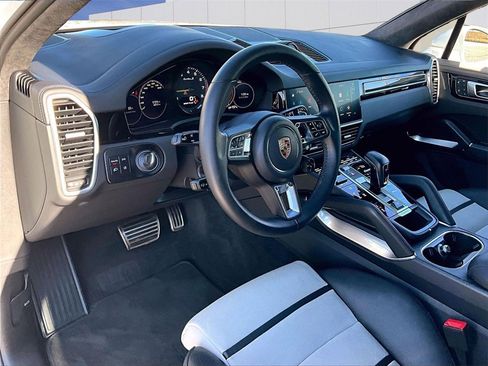 Certified 2023 Porsche Cayenne Turbo S image 4