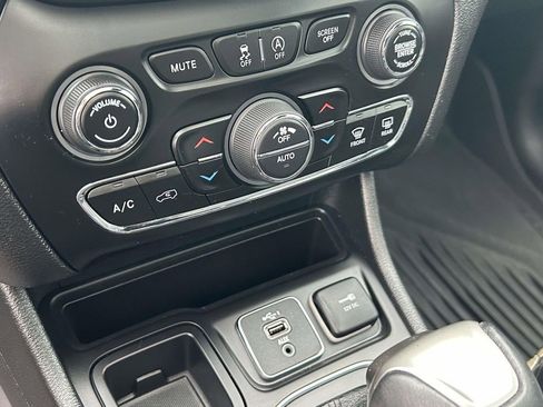 Used 2021 Jeep Cherokee Latitude Lux 80th Anniv w/ Quick Order Package 26U 80TH FWD image 25