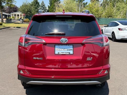 Used 2018 Toyota RAV4 XLE AWD/4WD image 7
