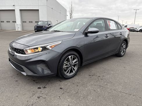 Used 2023 Kia Forte LXS w/ LXS Technology Package image 5