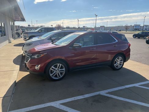Used 2018 Chevrolet Equinox Premier image 2