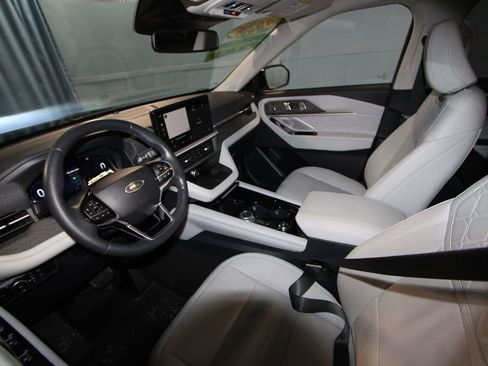 Used 2025 Ford Explorer Platinum w/ Ultimate Package image 2