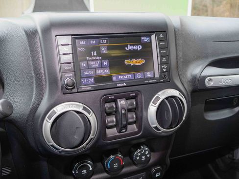 Used 2018 Jeep Wrangler Unlimited Rubicon w/ Cold Weather Group image 17