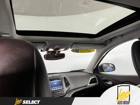 Used 2022 Jeep Cherokee Latitude Lux w/ Sun & Sound Group AWD/4WD image 21