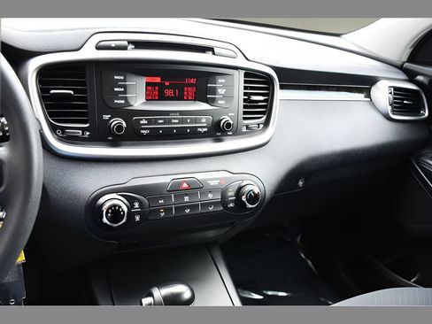 Used 2017 Kia Sorento L FWD image 19