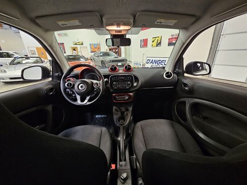 Used 2017 smart fortwo pure RWD image 23