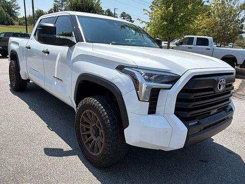 Used 2022 Toyota Tundra SR5 w/ SR5 Convenience Package AWD/4WD image 5