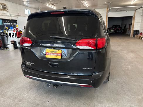 Used 2018 Chrysler Pacifica Limited image 85