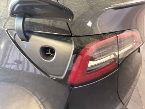Used 2024 Tesla Model Y Performance AWD/4WD image 11