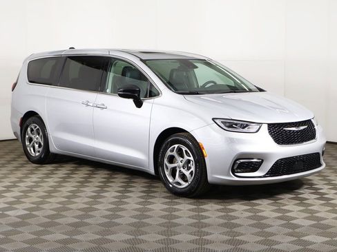 Used 2024 Chrysler Pacifica Limited FWD image 2