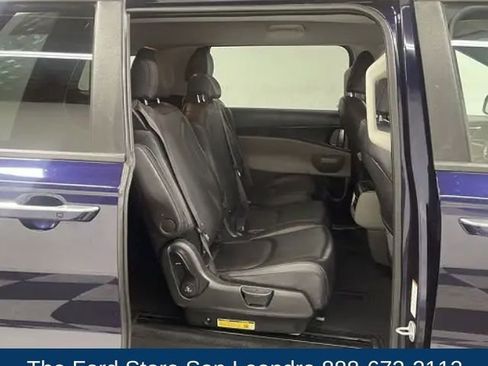 Used 2025 Kia Carnival FWD image 14