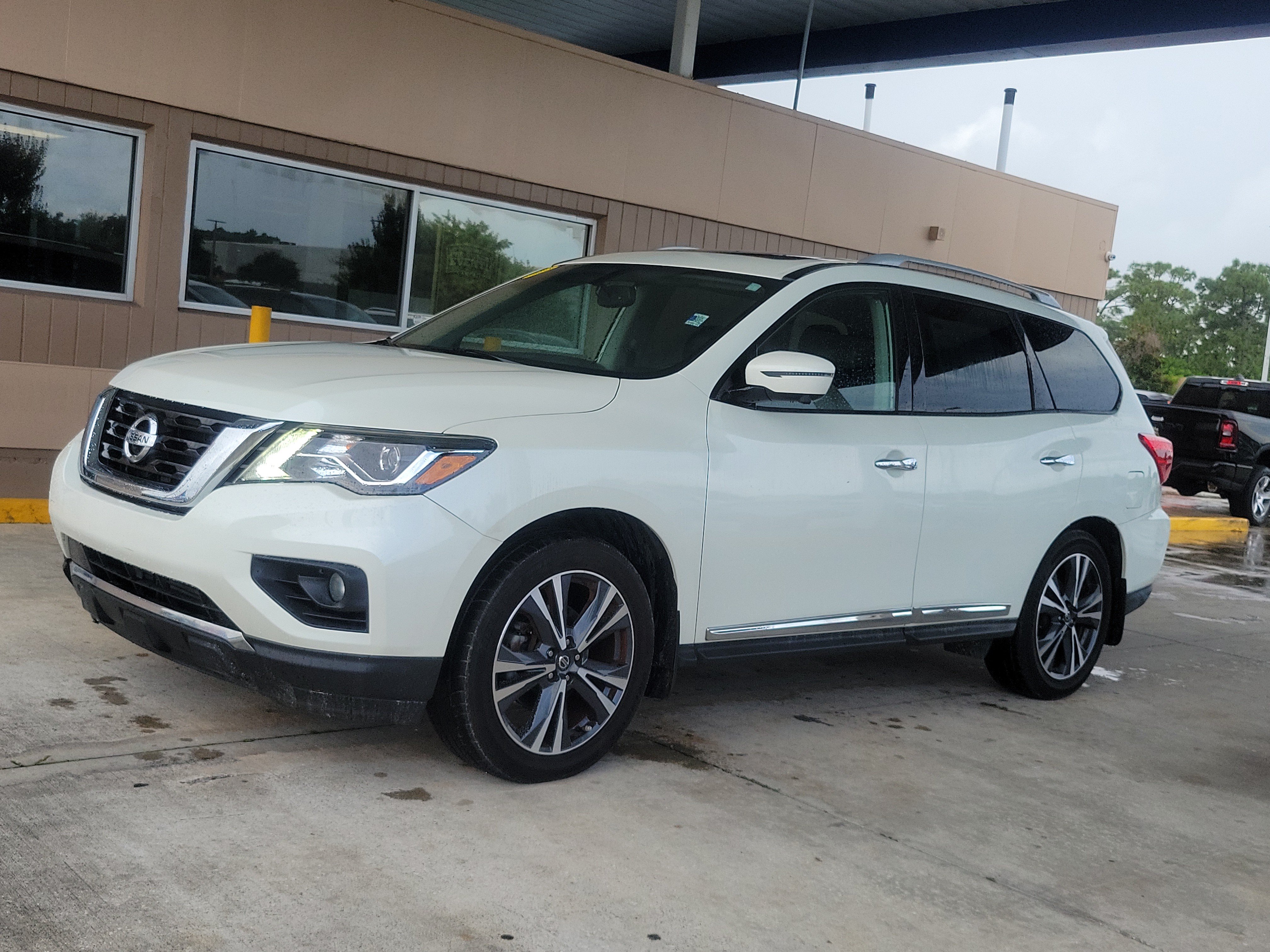 Used 2020 Nissan Pathfinder Platinum FWD image 2