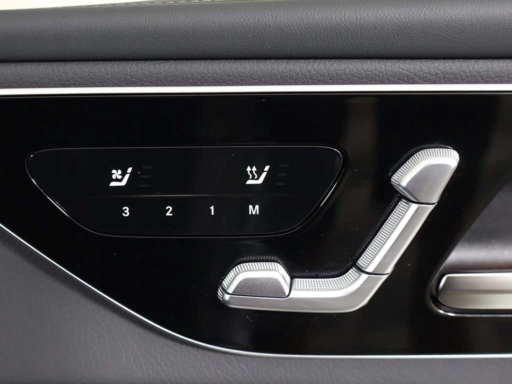 Used 2025 Mercedes-Benz GLC 300 4MATIC image 35