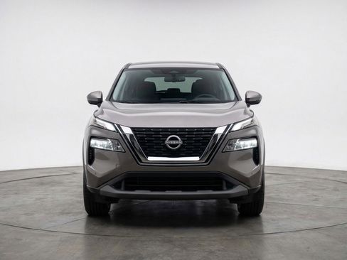 Used 2025 Nissan Rogue SV FWD image 2