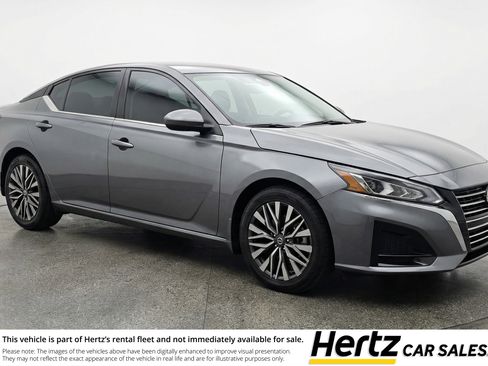 Used 2025 Nissan Altima 2.5 SV FWD image 1