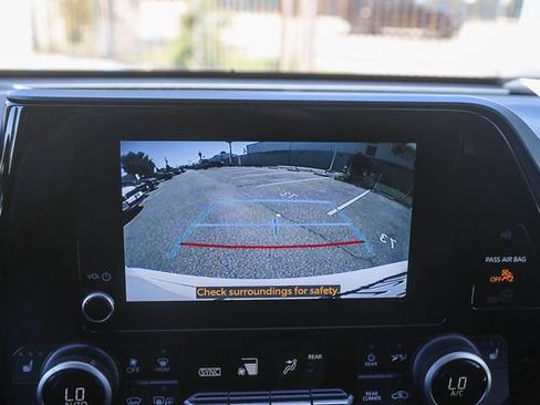 Used 2024 Toyota Highlander XLE FWD image 26