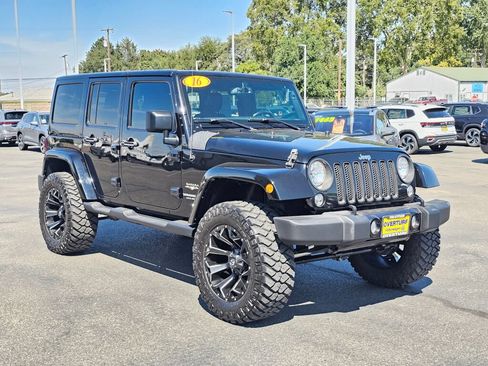Used 2016 Jeep Wrangler Unlimited Sahara w/ Connectivity Group AWD/4WD image 8