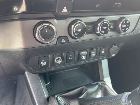 Certified 2018 Toyota Tacoma TRD Off-Road w/ Technology Package AWD/4WD image 24