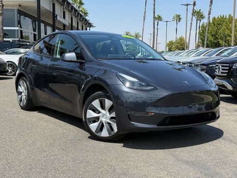 Used 2024 Tesla Model Y Long Range RWD image 1