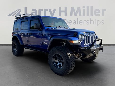 Used 2018 Jeep Wrangler Unlimited Sahara AWD/4WD image 8