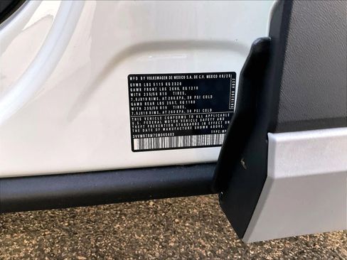 New 2025 Volkswagen Tiguan SE image 18