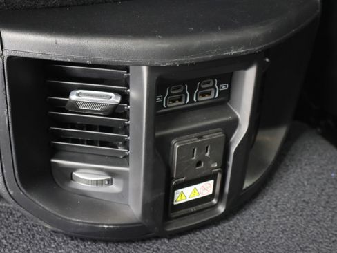 Used 2024 RAM 2500 Laramie w/ Safety Group AWD/4WD image 33