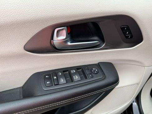 Used 2023 Chrysler Pacifica Touring-L image 12