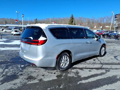 Used 2024 Chrysler Pacifica Touring-L image 4