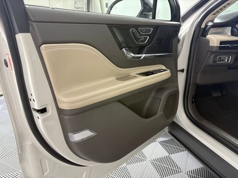 Used 2021 Lincoln Corsair FWD w/ Premium Package image 16