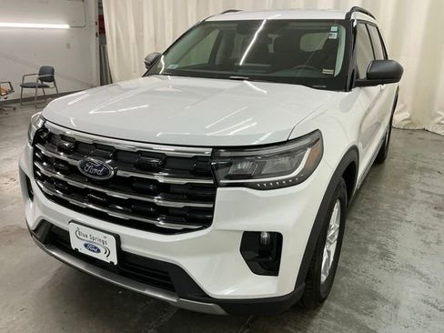 Used 2025 Ford Explorer Active w/ Active Comfort Package image 9