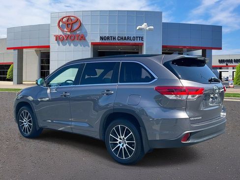 Used 2017 Toyota Highlander SE AWD/4WD image 4