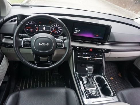 Used 2024 Kia Carnival EX FWD image 5
