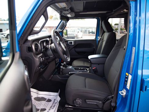 Used 2023 Jeep Wrangler Unlimited w/ Sun & Screen Package AWD/4WD image 19