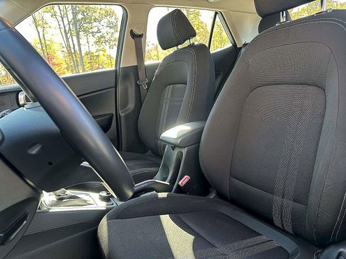 Used 2023 Hyundai Venue SEL w/ Cargo Package image 18