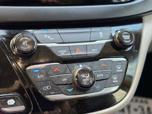 Used 2017 Chrysler Pacifica Touring-L Plus w/ Tire & Wheel Group FWD image 28