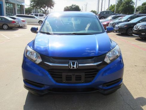 Used 2018 Honda HR-V LX image 2