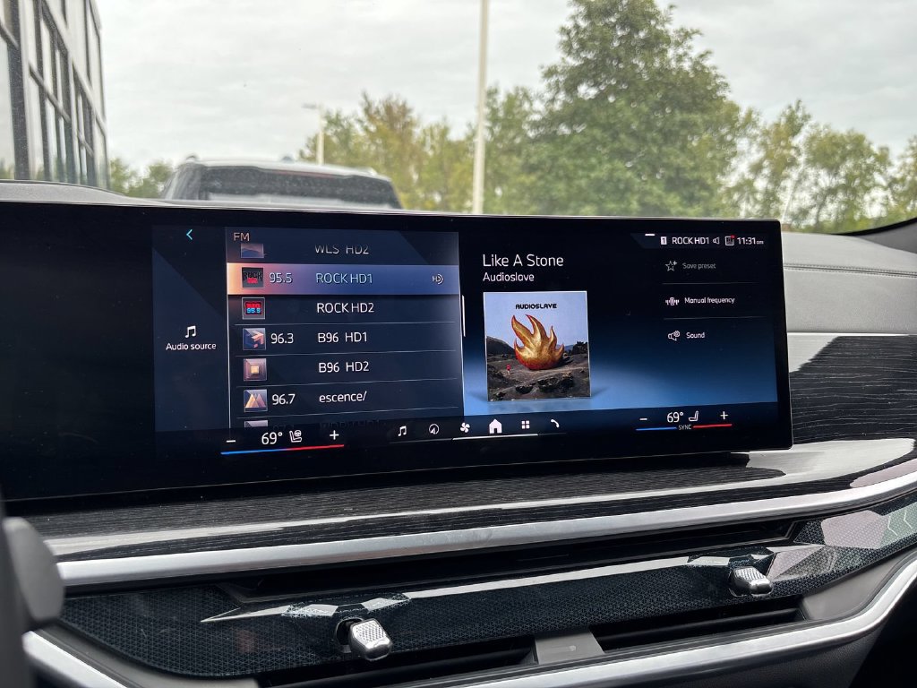 Certified 2025 BMW X6 xDrive40i AWD/4WD image 11
